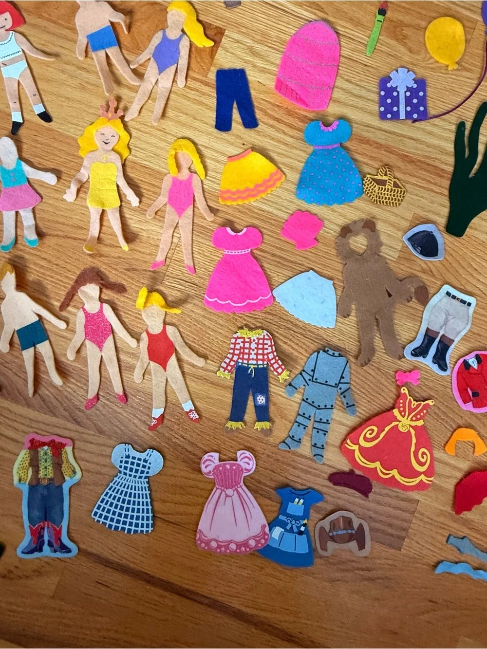 150-Piece Felt Play Set Animals, People, Clothes, Buildings + w/ Carrying Case